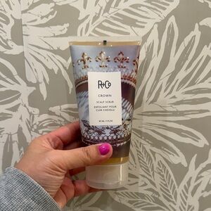 R+Co Crown Scalp Scrub with Gold and White Design